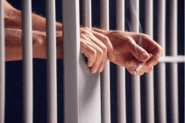 Individul trimis în judecată de DIICOT rămâne după gratii